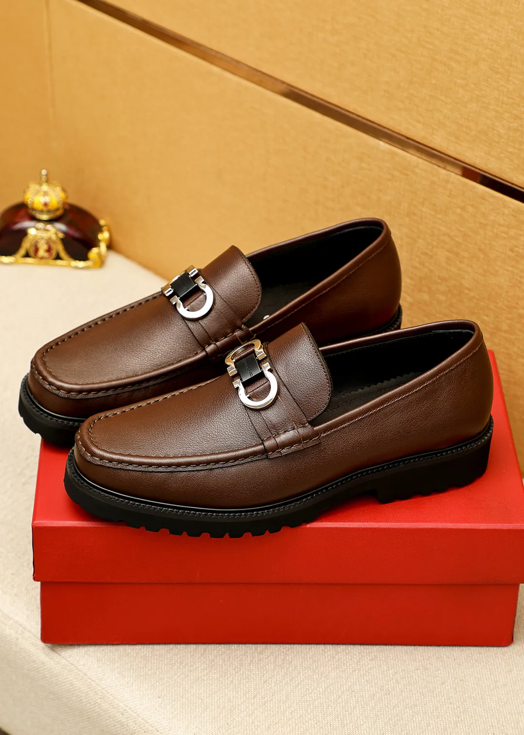 Men's shoes 💰560 💐 Product trademark: Ferragamo "Ferragamo" casual leather shoes Regular size: 38-44 (45.46🉑️customized) Product materials: Selected imported first-layer calfskin upper + original hardware buckle, imported water-dyed cowhide leather lining. Strong three-dimensional visual effect, original outsole color: 1⃣️color optional